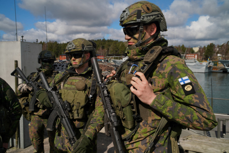 Finnische Truppen stehen während der Militärübung Aurora 23 auf einem Kai des Marinestützpunkts Berga