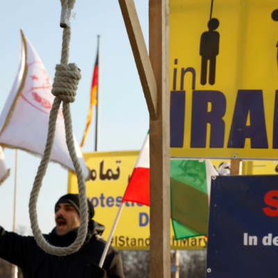 Aktivisten demonstrieren am 19. Januar vor dem deutschen Parlamentsgebäude aus Solidarität mit den regierungskritischen Demonstranten im Iran