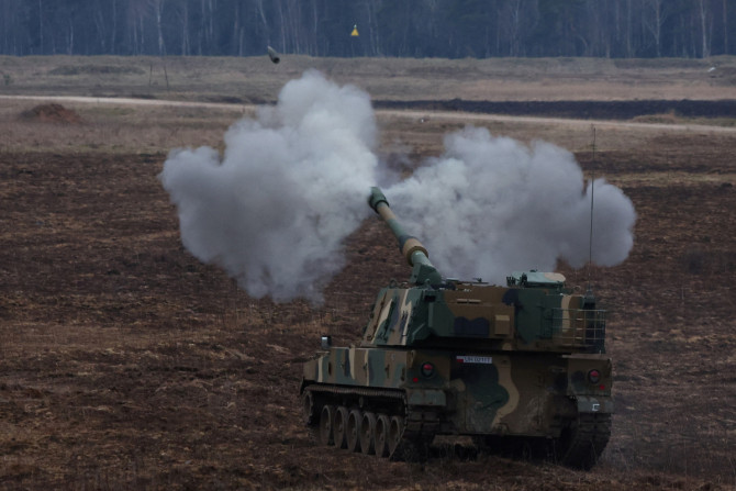 Die polnische Armee trainiert mit neuen Panzern und Haubitzen aus Südkorea