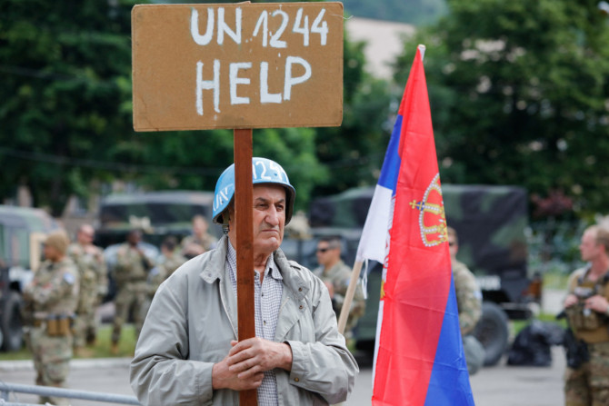 Mitglieder der von der NATO geführten Kosovo-Truppe (KFOR) stehen in Leposavic Wache