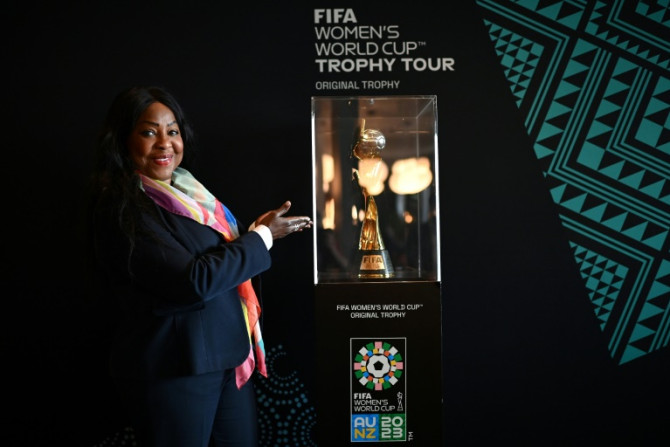 FIFA-Generalsekretärin Fatma Samoura posiert neben dem Pokal der Frauen-Weltmeisterschaft