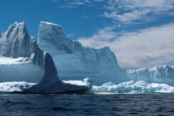 Großer Eisberg treibt vor der Küste Neufundlands