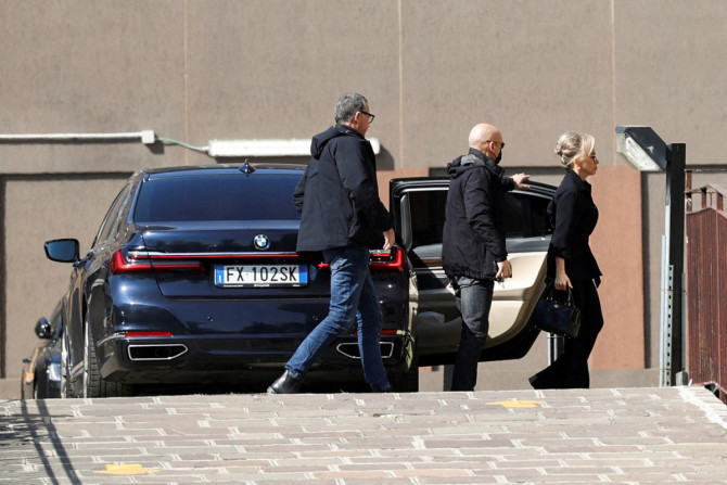 Die Tochter des ehemaligen italienischen Ministerpräsidenten Silvio Berlusconi, Marina Berlusconi, kommt im Krankenhaus „San Raffaele“ an, wo Berlusconi im Krankenhaus liegt