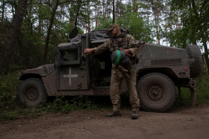 Ein ukrainischer Soldat steht neben einem HMMWV-Fahrzeug (Humvee) in der Region Donezk