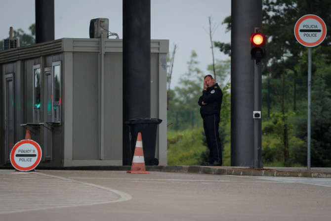 Ein Kosovo-Polizist steht am Grenzübergang Kosovo-Serbien in Merdare