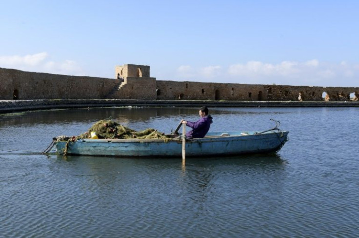 Ein tunesischer Fischer läuft in den Hafen von Ghar el-Melh ein; Die Fischerei macht 13 Prozent des BIP Tunesiens aus, und fast 40 Prozent davon findet auf Seegraswiesen statt