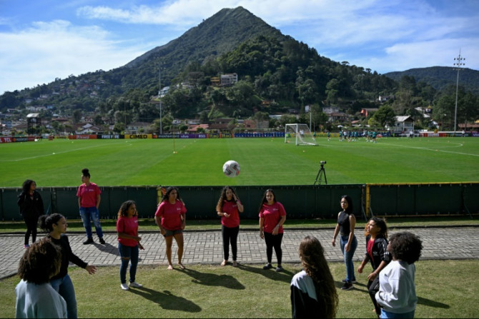 Mädchen spielen Fußball, während die brasilianische Frauen-Nationalmannschaft in ihrem Stützpunkt Granja Comary in Teresopolis in der Nähe des Bundesstaates Rio de Janeiro trainiert