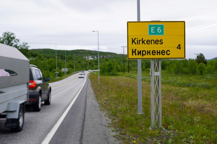 Straßen und Straßenschilder rund um Kirkenes sind oft sowohl auf Norwegisch als auch auf Russisch