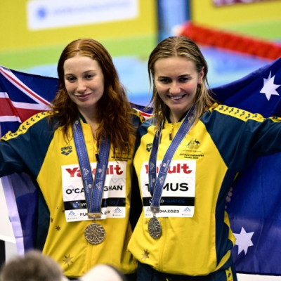 (LR) Goldmedaillengewinnerin Mollie O&#39;Callaghan aus Australien und Silbermedaillengewinnerin Ariarne Titmus aus Australien feiern während der Medaillenzeremonie für das 200-m-Freistilschwimmen der Frauen während der Schwimmweltmeisterschaften