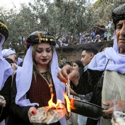 Irakische Jesiden zünden während einer Zeremonie anlässlich des jesidischen Neujahrs Kerzen an