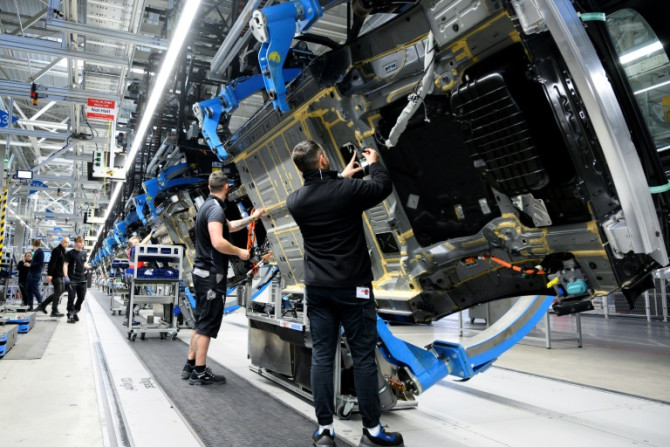 Die Auftragseingänge in der Industrie in Deutschland stiegen im Juni um sieben Prozent und boten damit einen seltenen Lichtblick für die Wirtschaft
