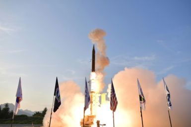 Das von Israel und den Vereinigten Staaten gemeinsam entwickelte und produzierte Arrow-3-System ist ein Abfangjäger, der ballistische Raketen über der Atmosphäre abschießen soll