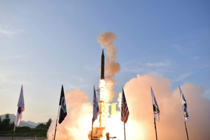 Das von Israel und den Vereinigten Staaten gemeinsam entwickelte und produzierte Arrow-3-System ist ein Abfangjäger, der ballistische Raketen über der Atmosphäre abschießen soll