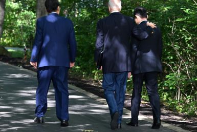 US-Präsident Joe Biden (Mitte), der japanische Premierminister Fumio Kishida (rechts) und der südkoreanische Präsident Yoon Suk Yeol verlassen das Land nach einer Pressekonferenz in Camp David am 18. August 2023