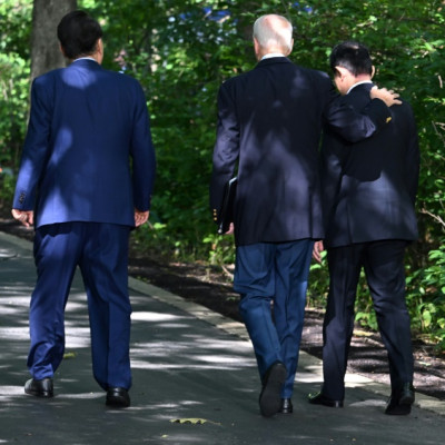 US-Präsident Joe Biden (Mitte), der japanische Premierminister Fumio Kishida (rechts) und der südkoreanische Präsident Yoon Suk Yeol verlassen das Land nach einer Pressekonferenz in Camp David am 18. August 2023