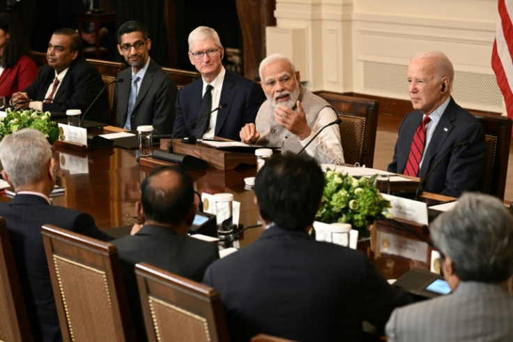 US-Präsident Joe Biden sieht zu, wie Indiens Premierminister Narendra Modi am 23. Juni 2023 bei einem Treffen mit Führungskräften der Wirtschaft im Weißen Haus spricht