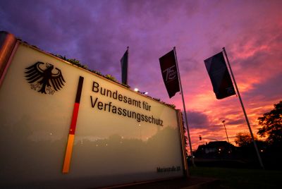 Außenansicht zeigt den Eingang des Bundesamts für Verfassungsschutz