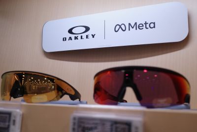 Metas Oakley-Brille in einem Elektronikgeschäft ausgestellt, August